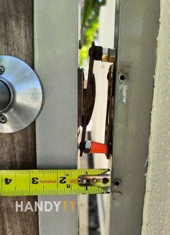 The gap between a door and a frame to repair. Yellow measure.