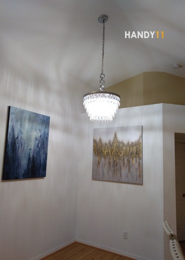High ceiling round cristals chandelier hanged.